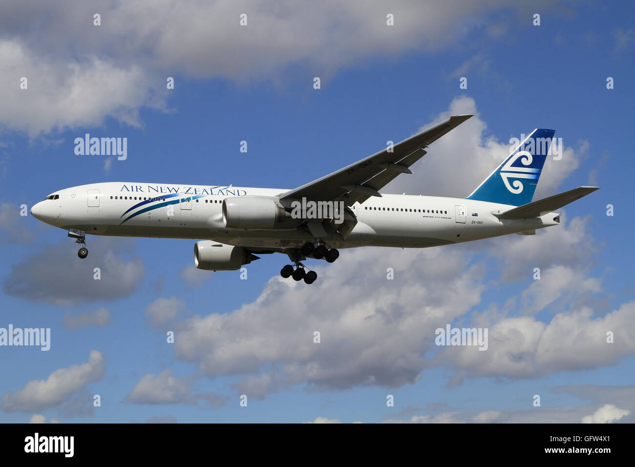 Heathrow/England 10. August 2012: Boeing 777 von Air New Zealand, die Landung in Heathrow/Flughafen Stockfoto