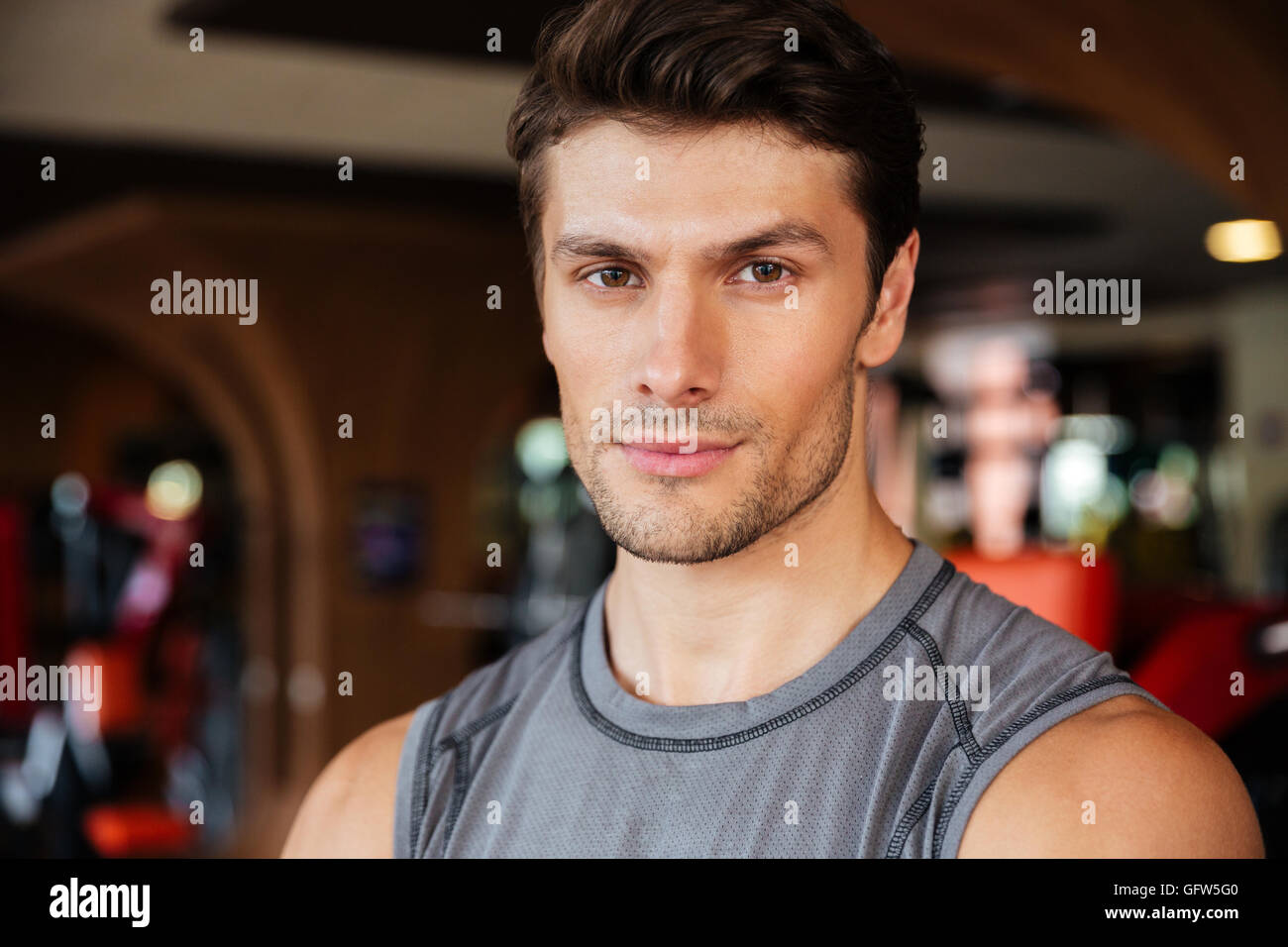 Porträt von überzeugt junge Sportler im Fitnessclub Stockfoto