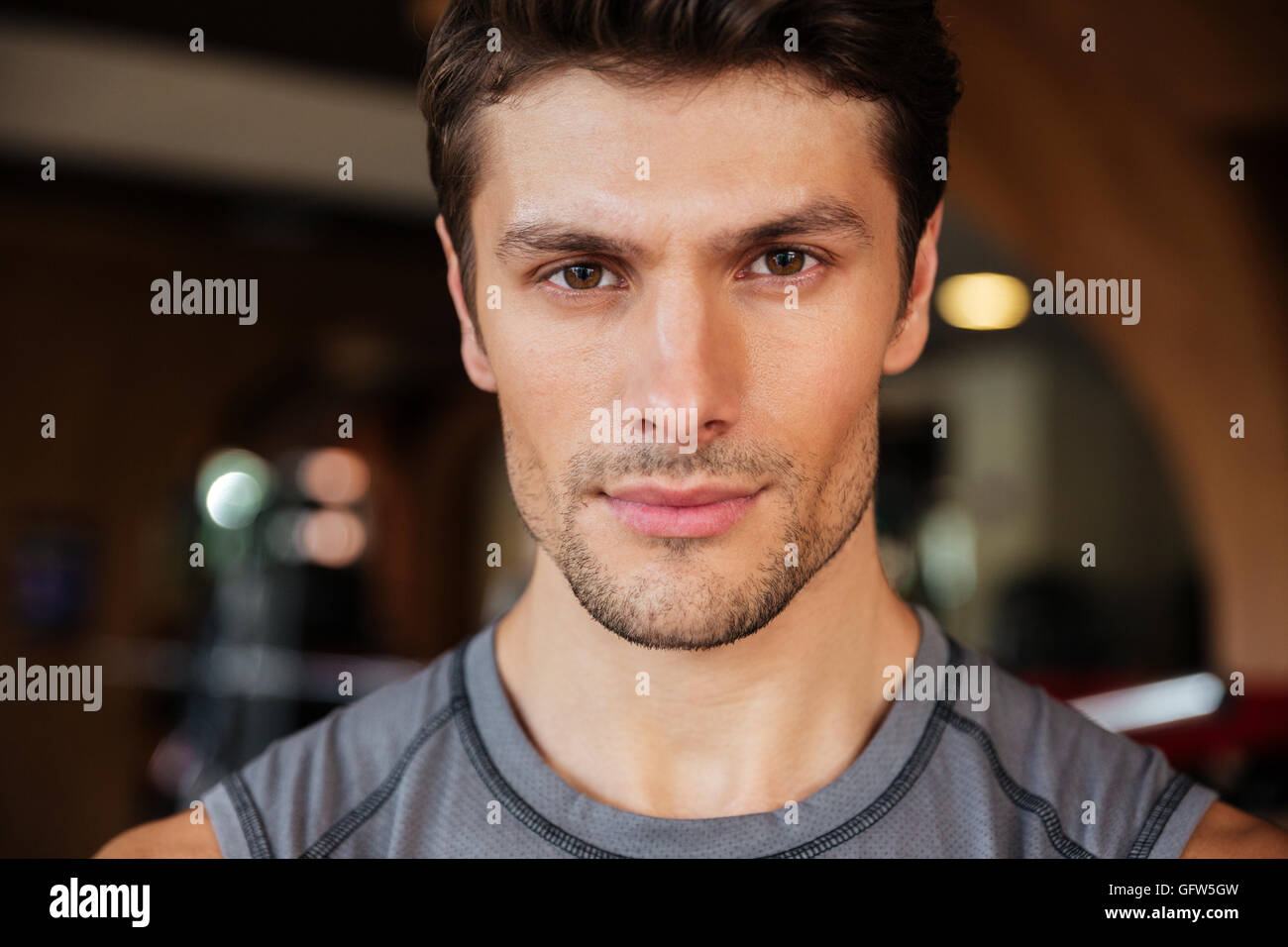 Nahaufnahme von hübschen jungen Fitness Mann im Fitness-Studio Stockfoto