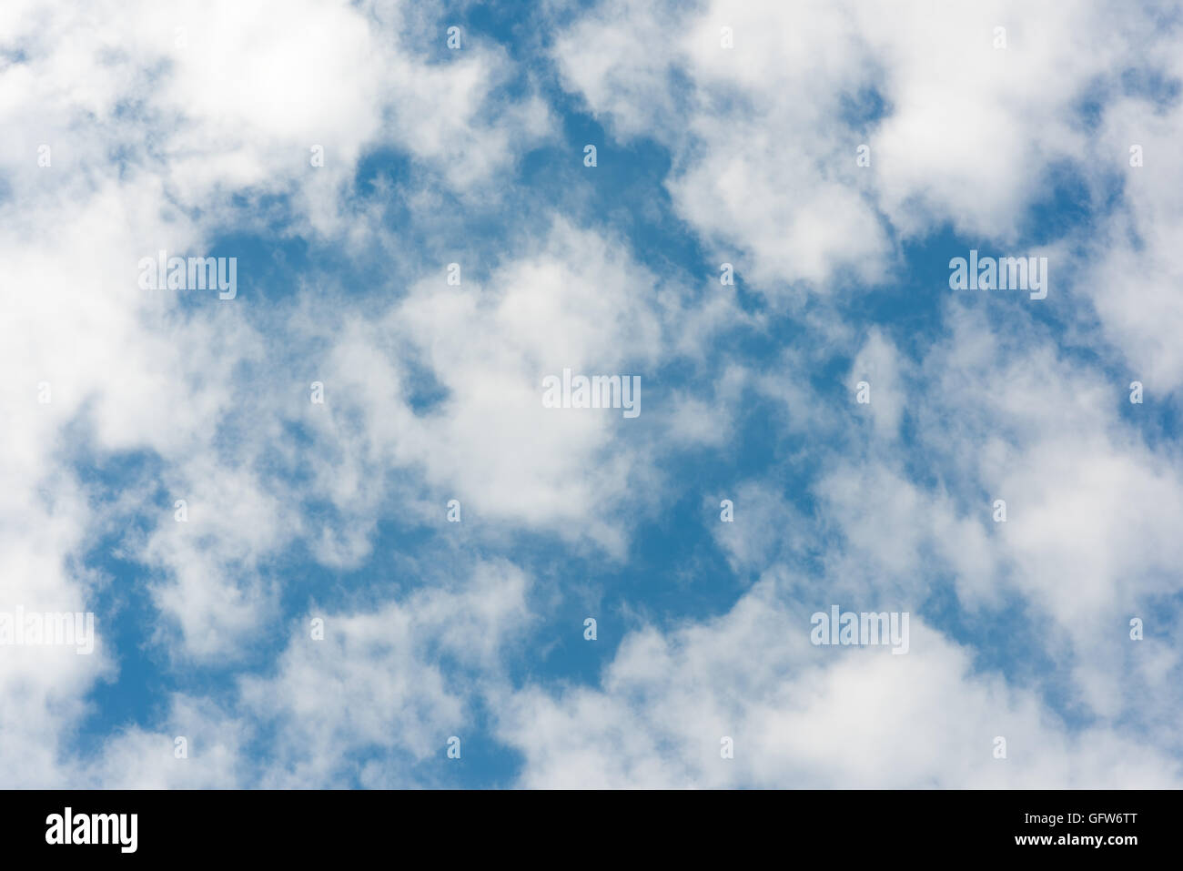 Schönen blauen Himmel mit volumetrische Wolken Stockfoto