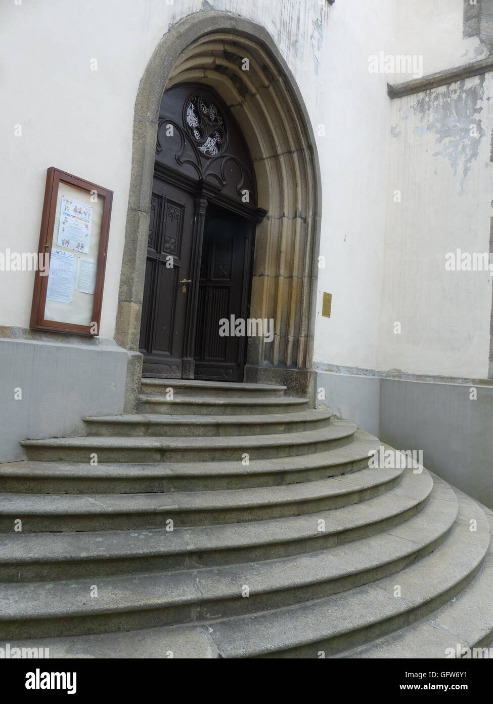 Eingang der Kirche, Steintreppen Stockfoto