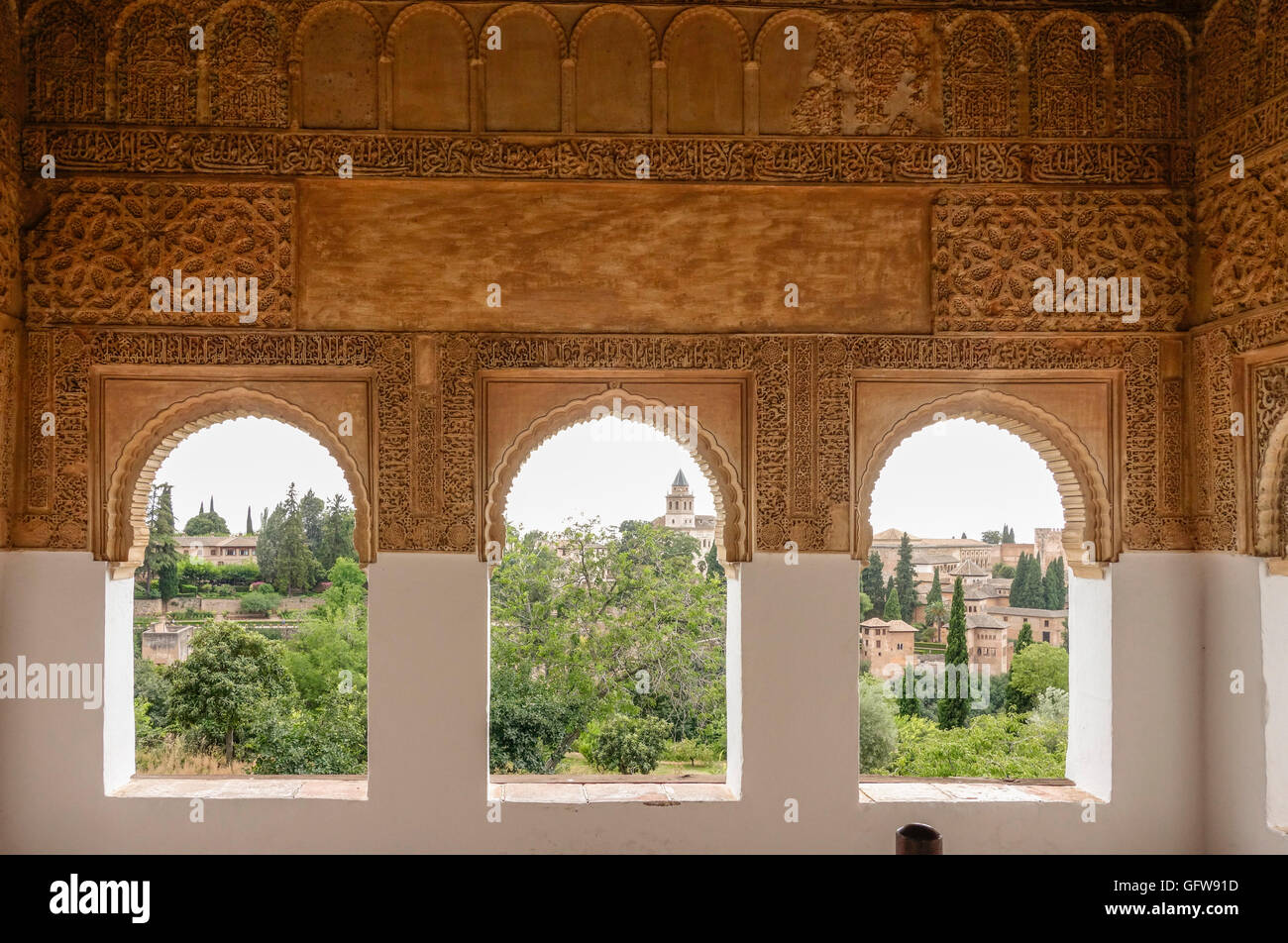Maurische verzierte Fenstern, Palacio de Generalife, Alhambra, Sommer Palast der Nasriden Emire, Könige, Granada, Andalusien, Spanien. Stockfoto