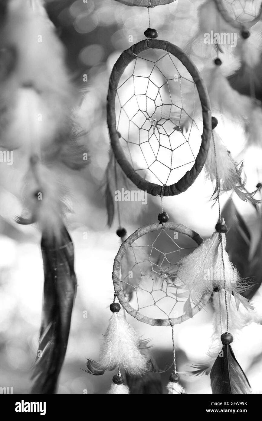schwarz / weiß Foto an einen Traumfänger bei Sonnenuntergang lila dunkel. Stockfoto