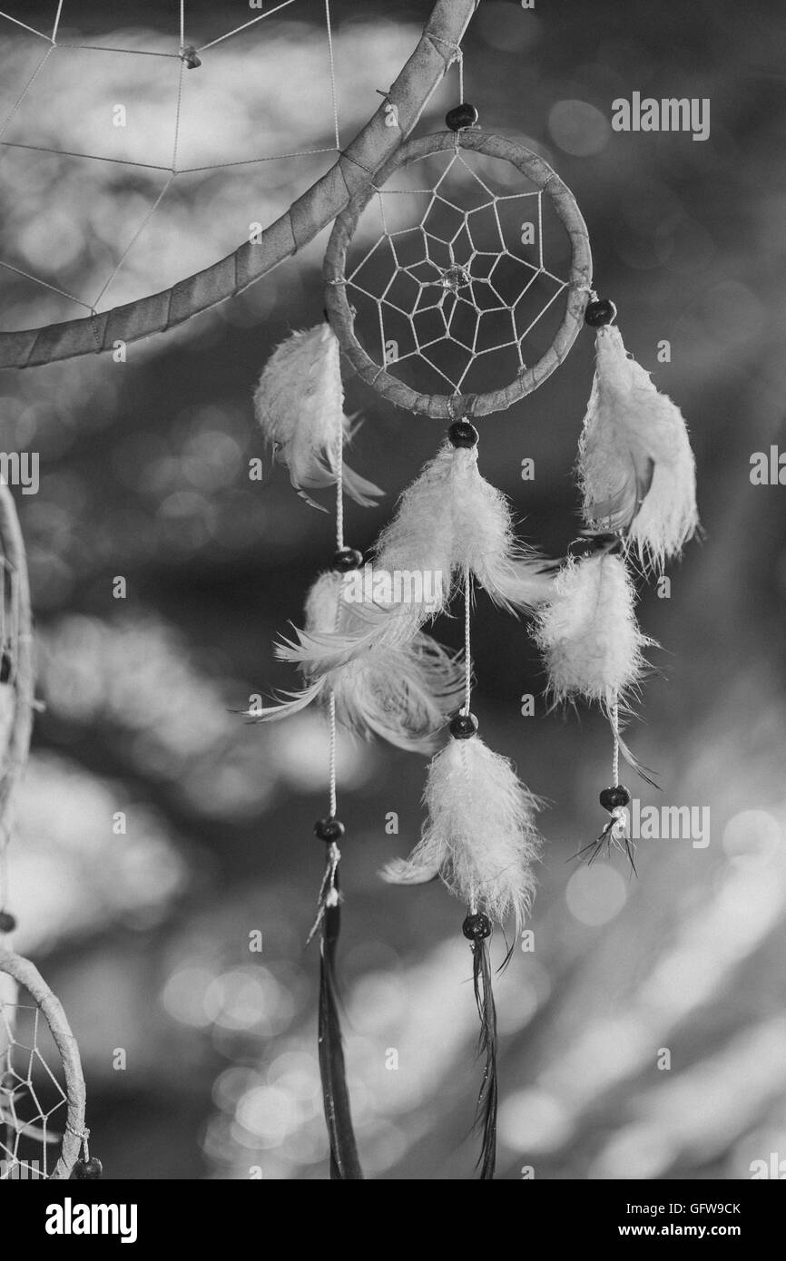 schwarz / weiß Foto an einen Traumfänger bei Sonnenuntergang lila dunkel. Stockfoto