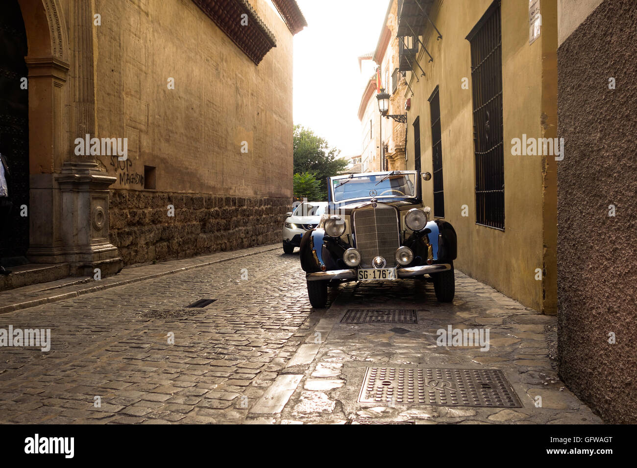 Alte klassische Mercedes Benz geparkt im Viertel Albayzin, Granada, Spanien. Stockfoto