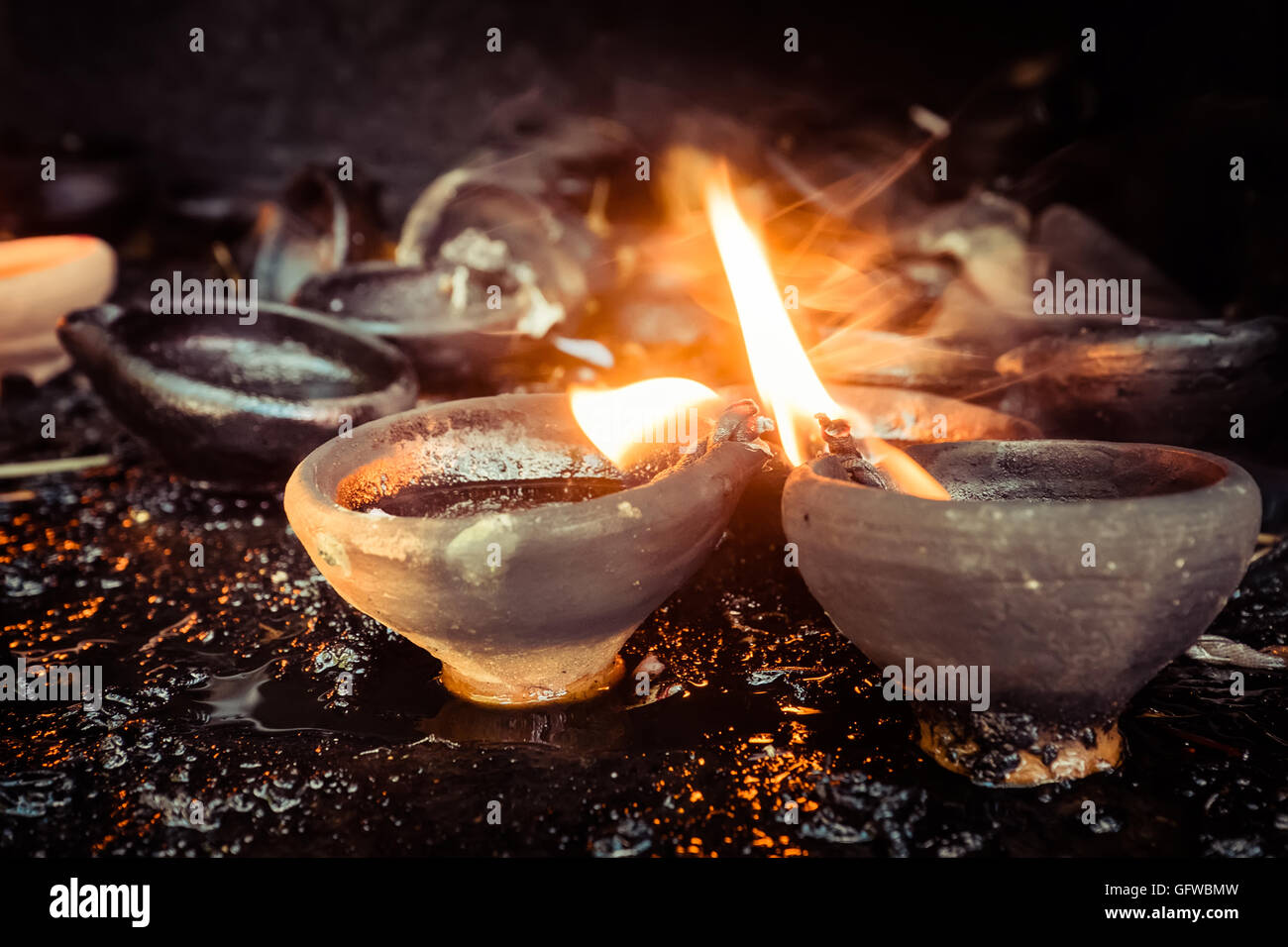Brennenden Öllampen im Tempel. Traditionell bietet in buddhistischen und hinduistischen Tempel Stockfoto
