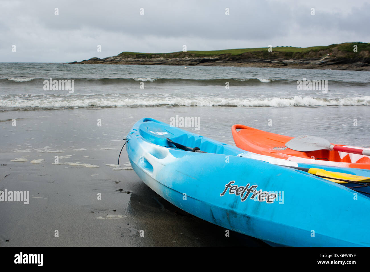Fühlen Sie sich frei - Kajaks am Strand im Westen von Irland Stockfoto