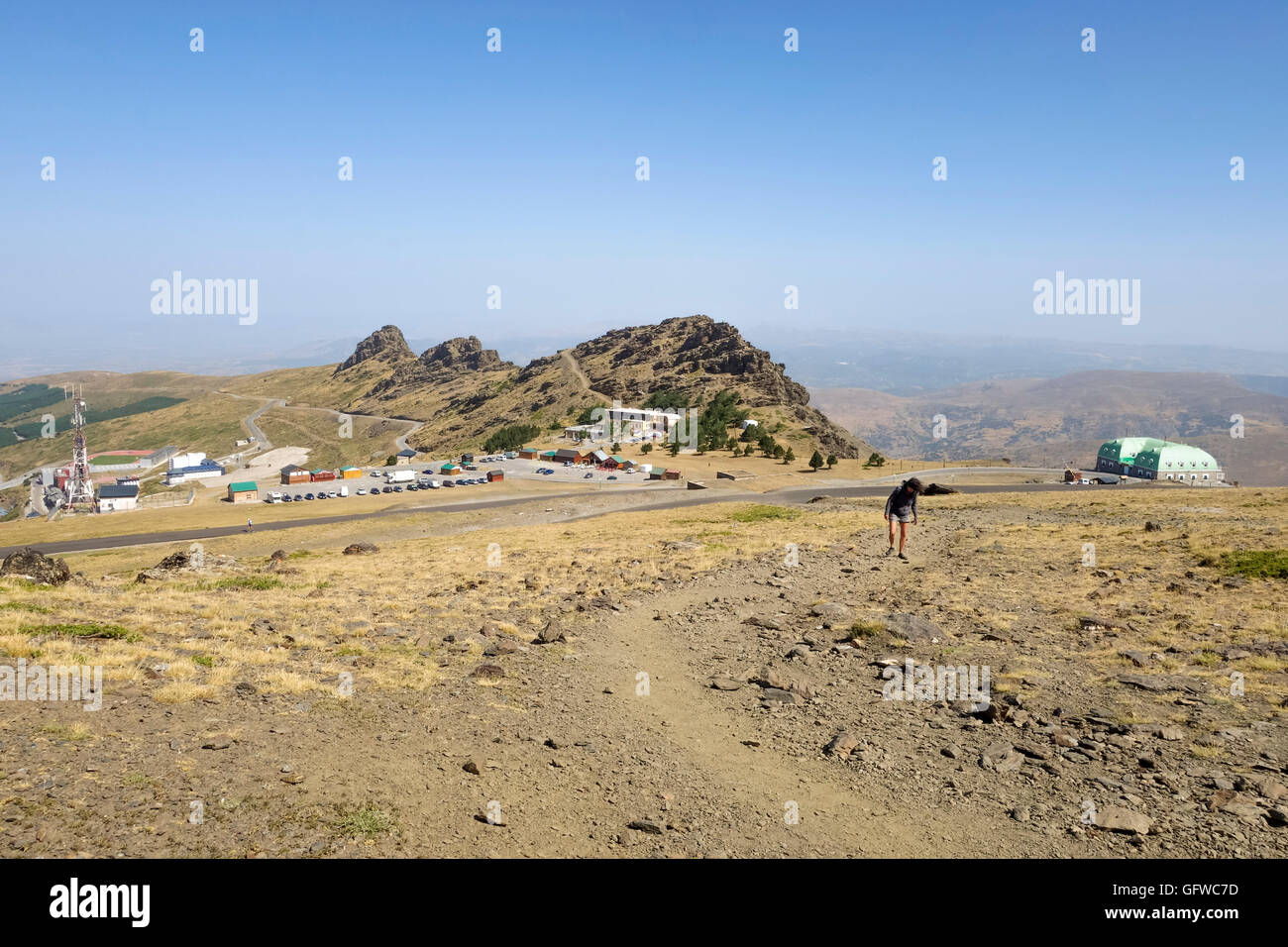 Straßen- und karge Landschaft in der Nähe von Skigebiet, Berge der Sierra Nevada, Granada, Spanien. Stockfoto