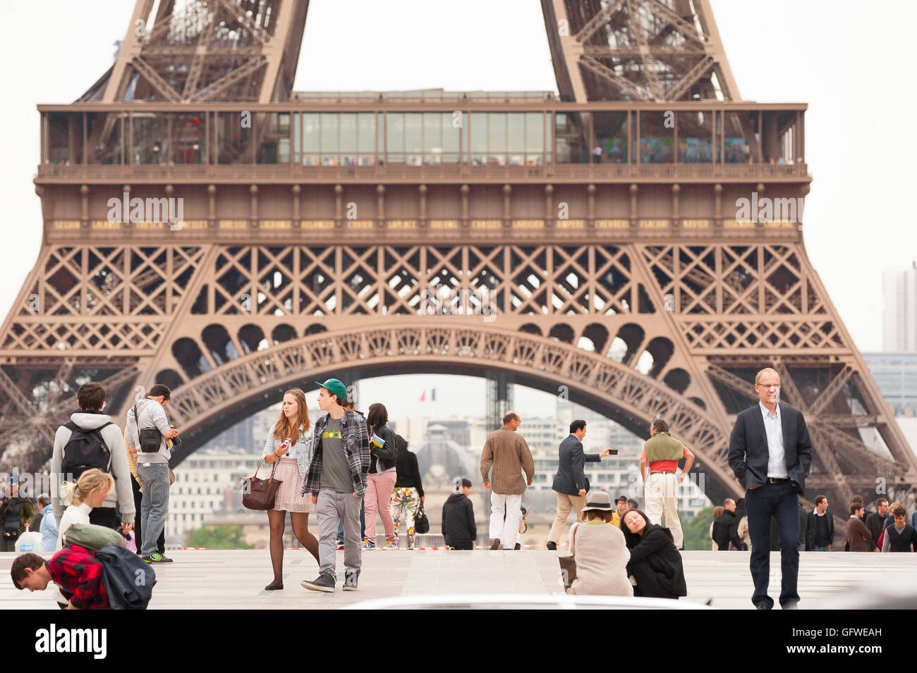 Paris Tourismus, Aussicht von Touristen zu Fuß auf der Terrasse des Trocadero mit Blick auf den Eiffelturm in Paris, Frankreich. Stockfoto