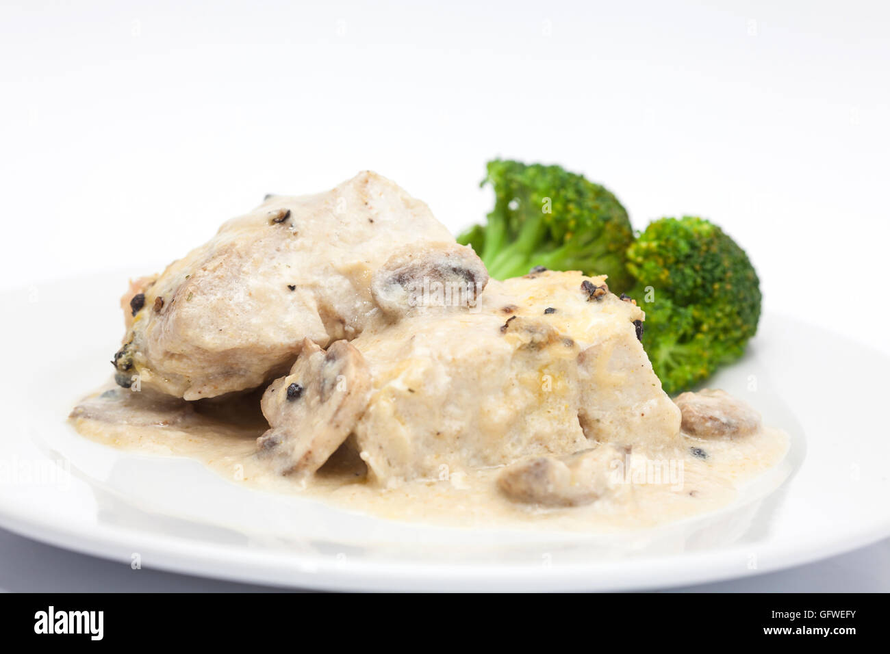 Wolfsbarschfilet mit Pilzen serviert Stockfoto