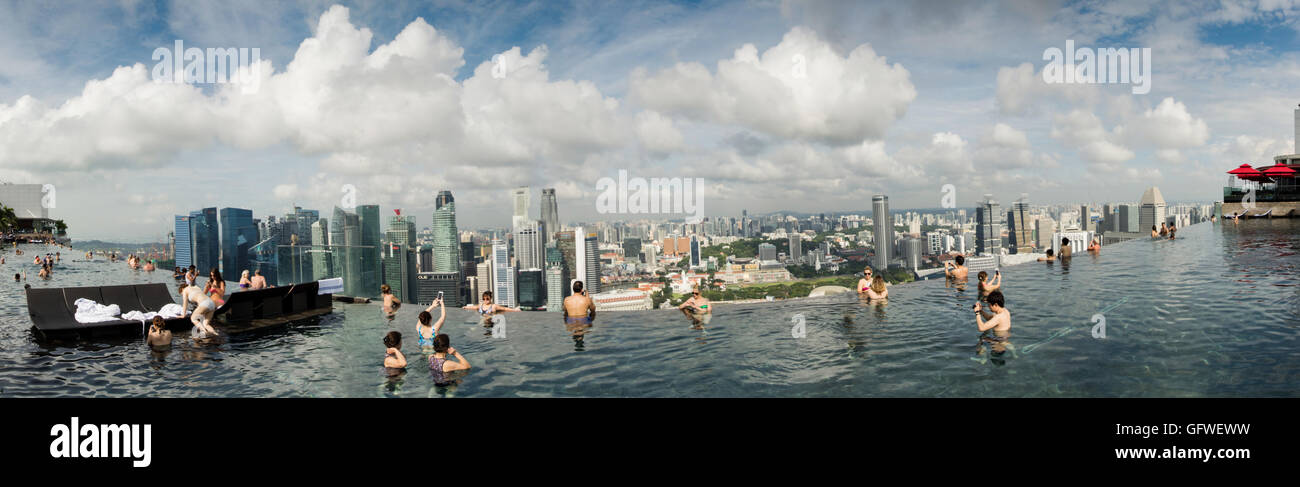 Singapur - Januar 15: Blick auf den Pool der Skyline der Stadt im Marina Bay Sands Sky Garden am Tag der Südindien 15, 2016 aufgenommen. Stockfoto