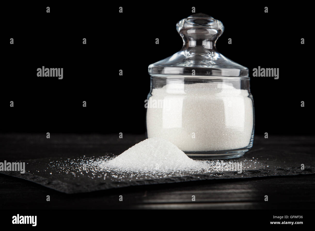 Weißen raffiniertem Zucker in eine Schüssel geben Stockfoto