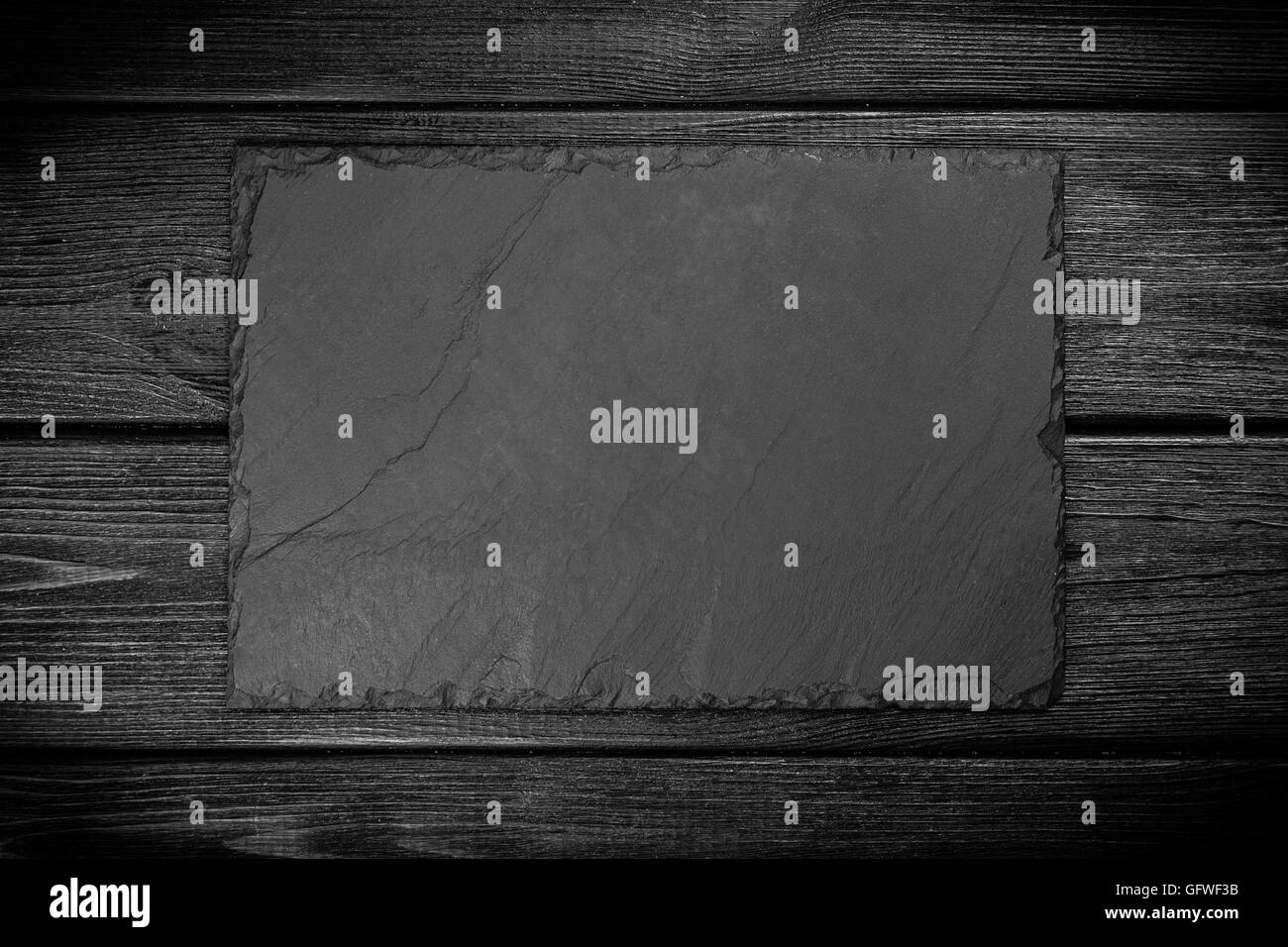 Schiefer Board auf schwarzem Holz Stockfoto