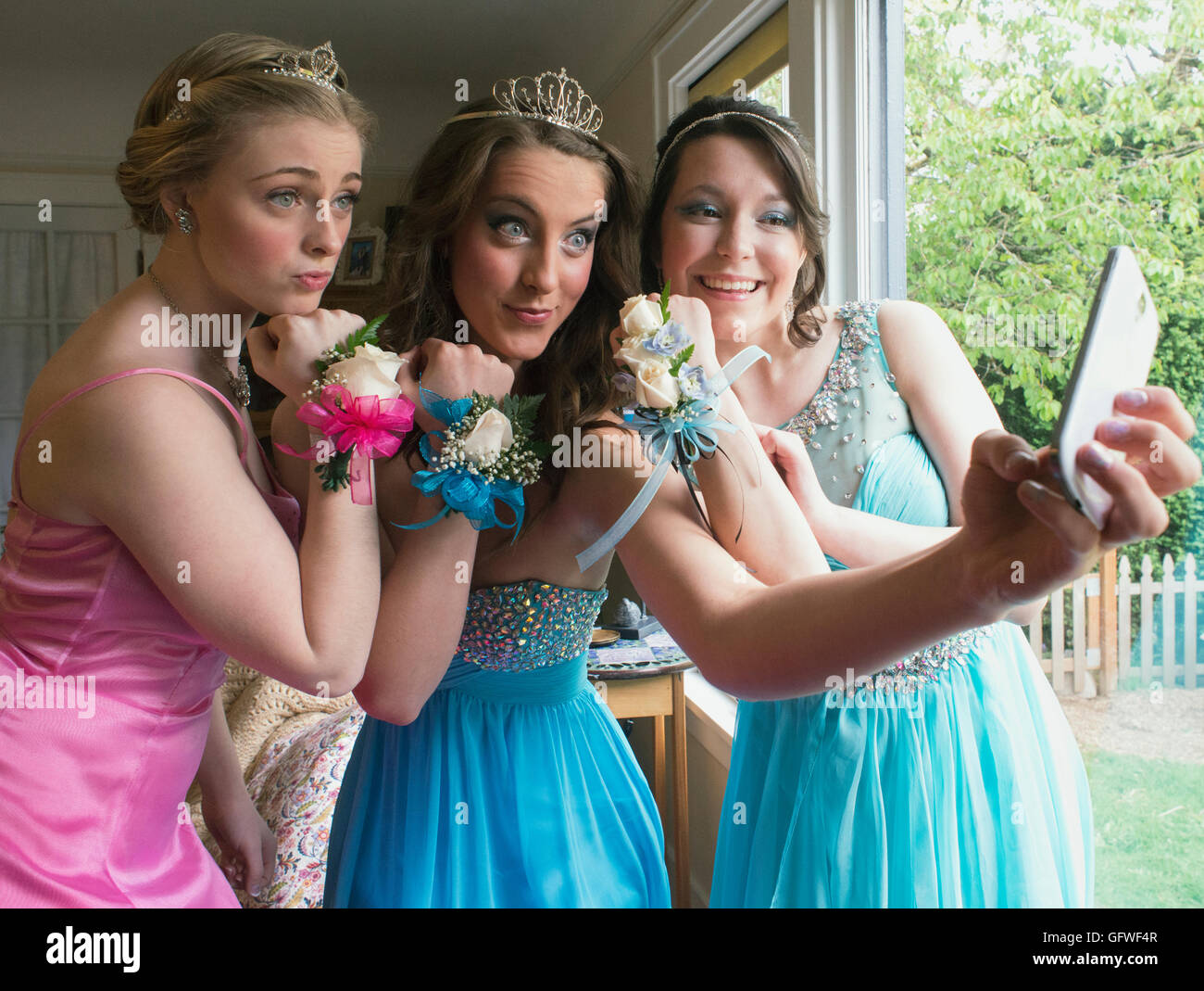 Drei Mädchen, die Prom Selfies. Stockfoto