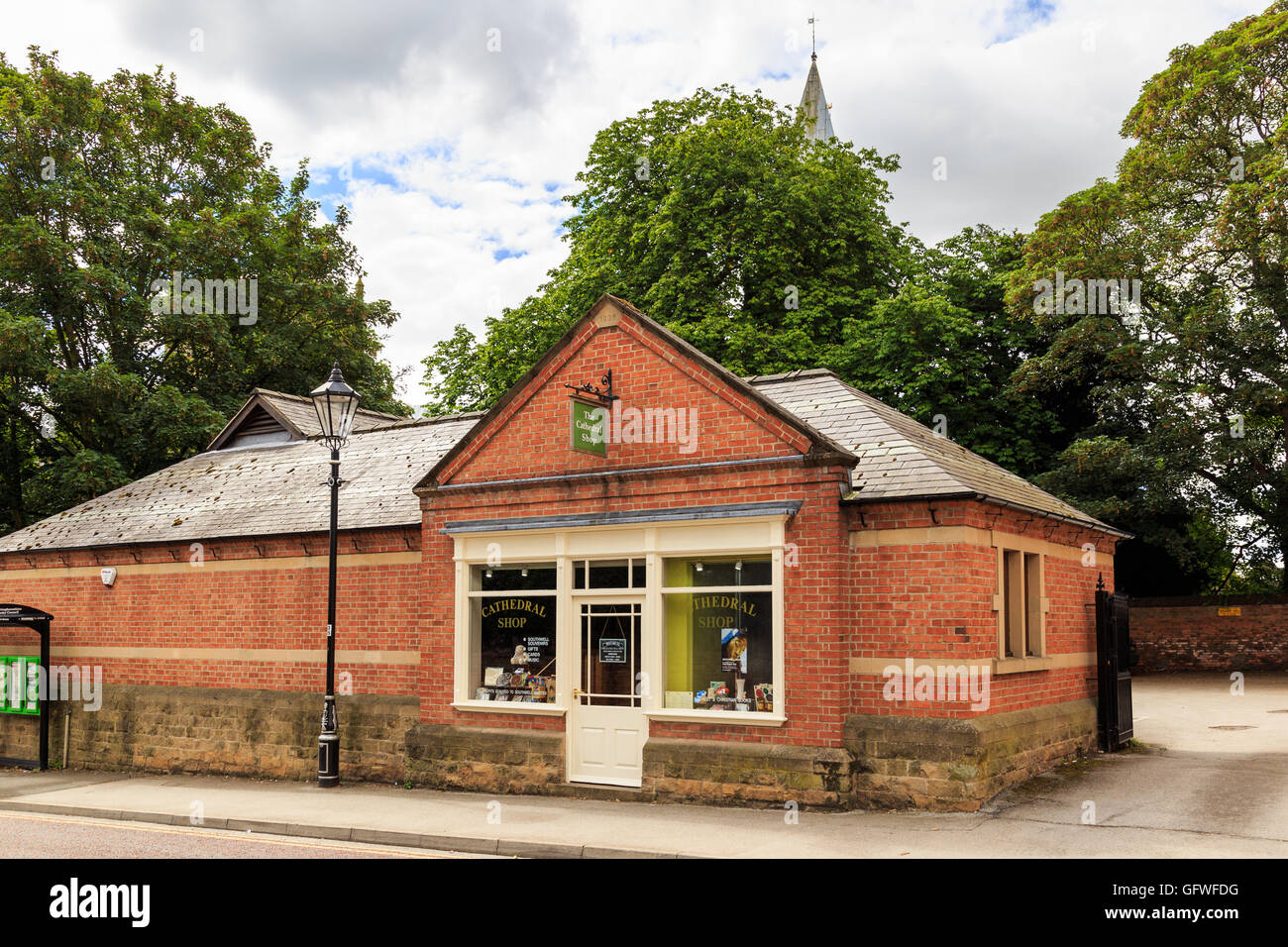 Die und Southwell Minster Spire gerade sichtbar hinter sich. In Southwell, Nottinghamshire Stockfoto