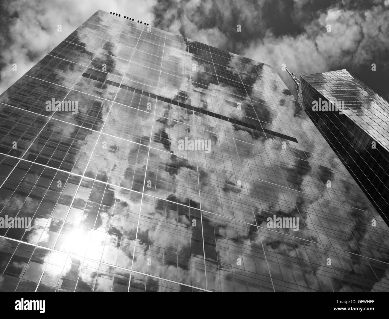 Cloud-Reflexionen über Manhattan Office Building Stockfoto