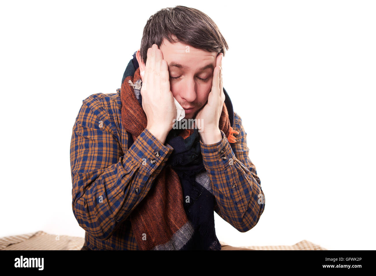 Nahaufnahme des Mannes mit einer Migräne hält seine Schläfen. Isoliert auf weißem Hintergrund Stockfoto