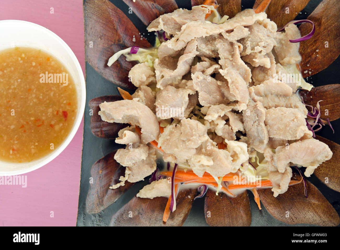 Schweinefleisch und Gemüse mit Limettensoße – berühmte thailändische Spezialitäten-Menü Stockfoto