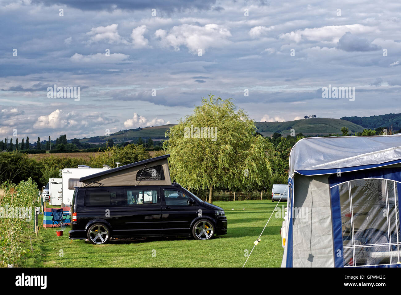 Volkswagen Wohnmobil auf Campingplatz Stockfoto