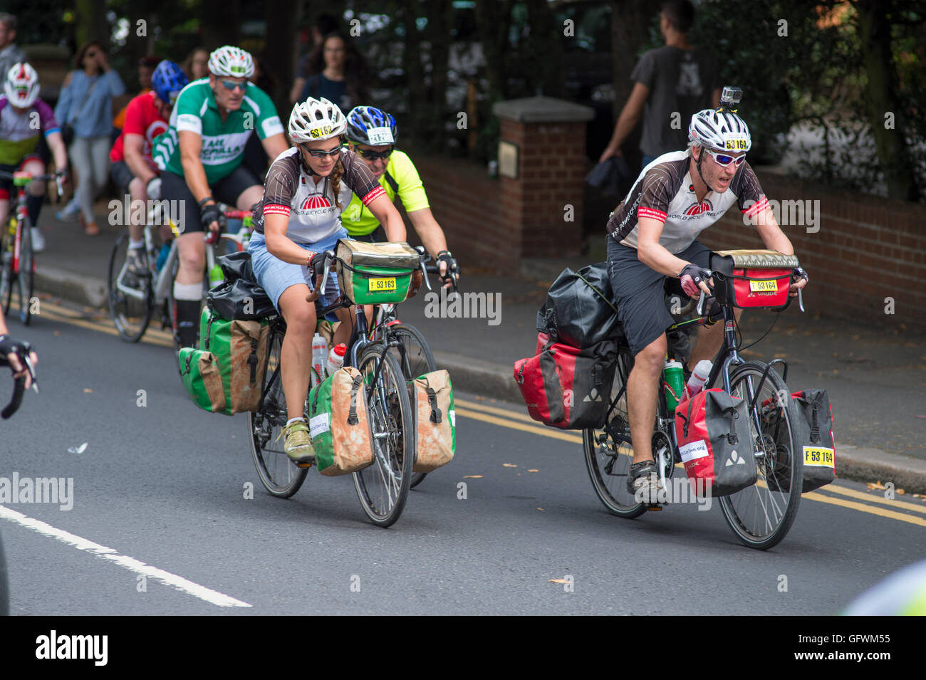 Wimbledon, London, UK. 31. Juli 2016. Das aufsichtsrechtliche RideLondon-Surrey 100 Rennen auf geschlossenen Straßen erreicht Wimbledon Hill. Stockfoto