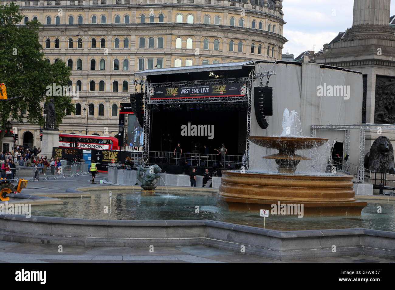 London England Trafalgar Square Männer einrichten Bühne neben Brunnen West End Live Stockfoto