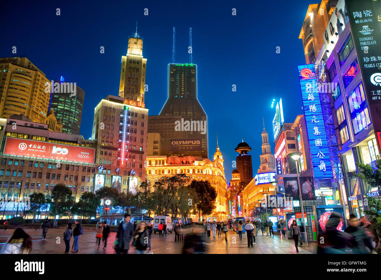 Nanjing Road in der Nacht in Shanghai, China Stockfoto