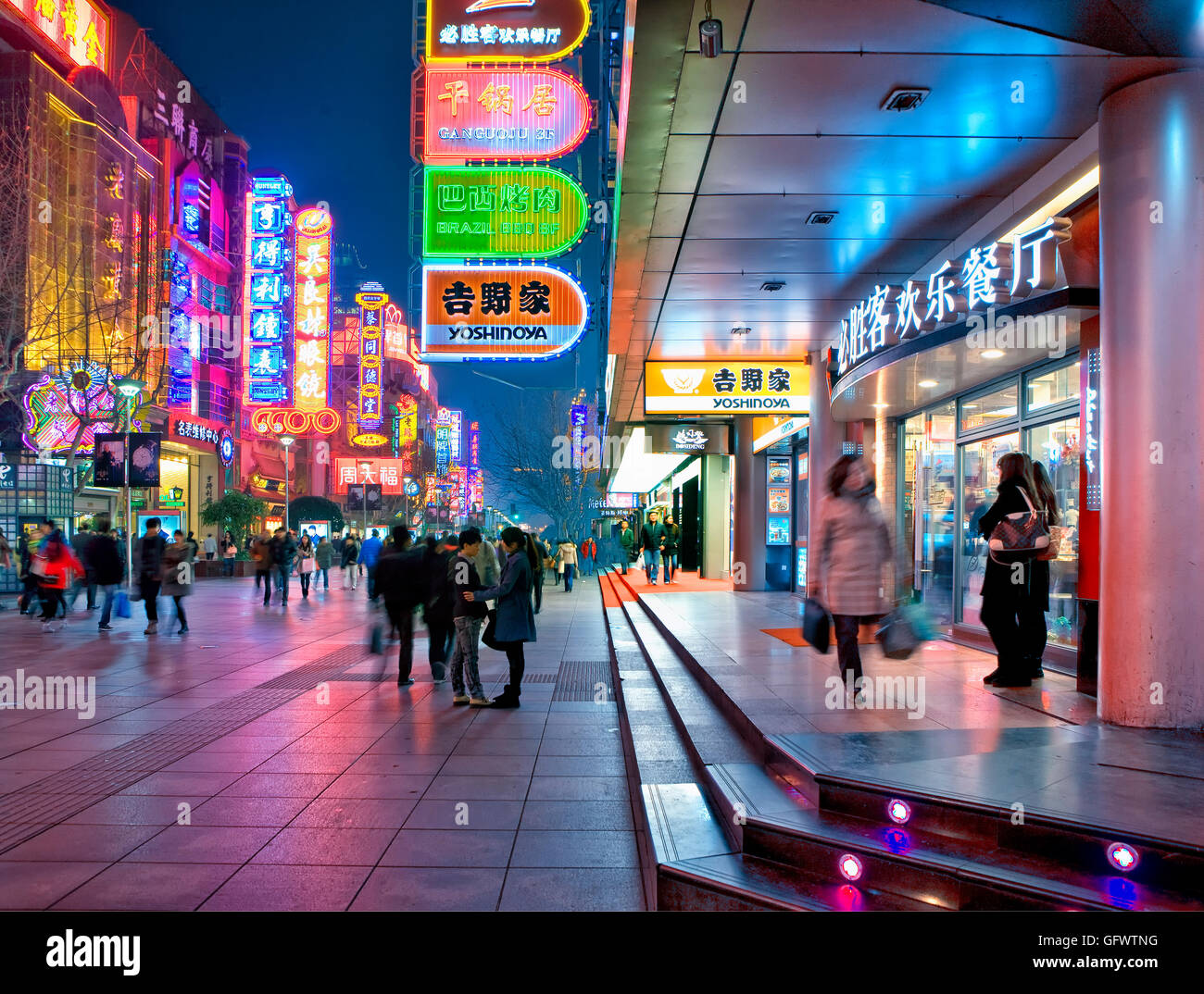 Nanjing Road in der Nacht in Shanghai, China Stockfoto