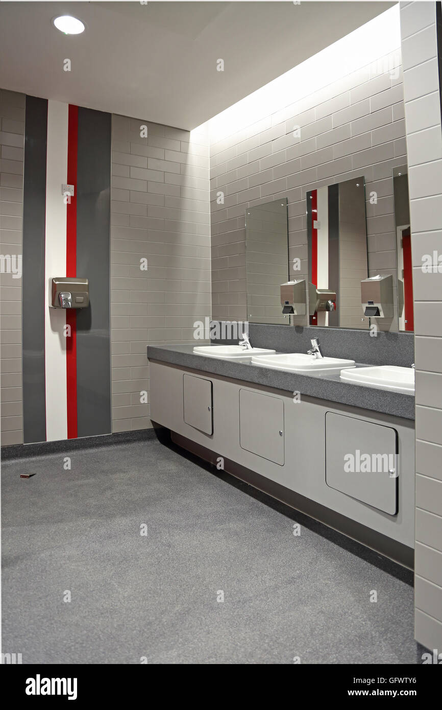 WC-Bereich in einer neuen Fabrik mit Hand Waschbecken, Spiegel, Seife Spender und hand Trockner Stockfoto