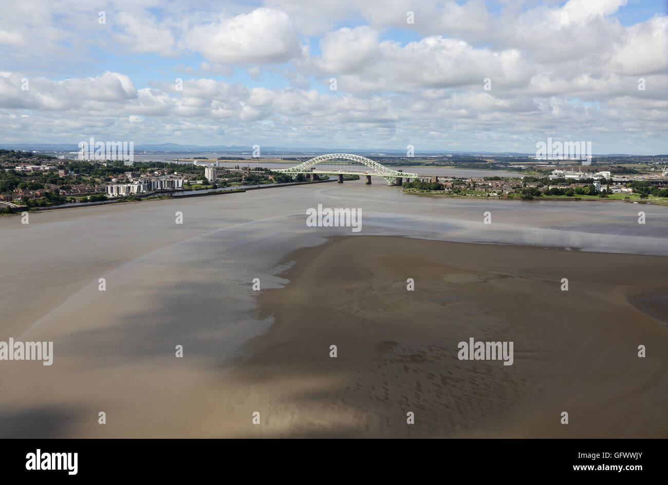 Allgemeine Übersicht über den Fluss Mersey in Runcorn zeigt Silberjubiläum Brücke, Mündung Wattflächen und Waliser Berge im Hintergrund Stockfoto