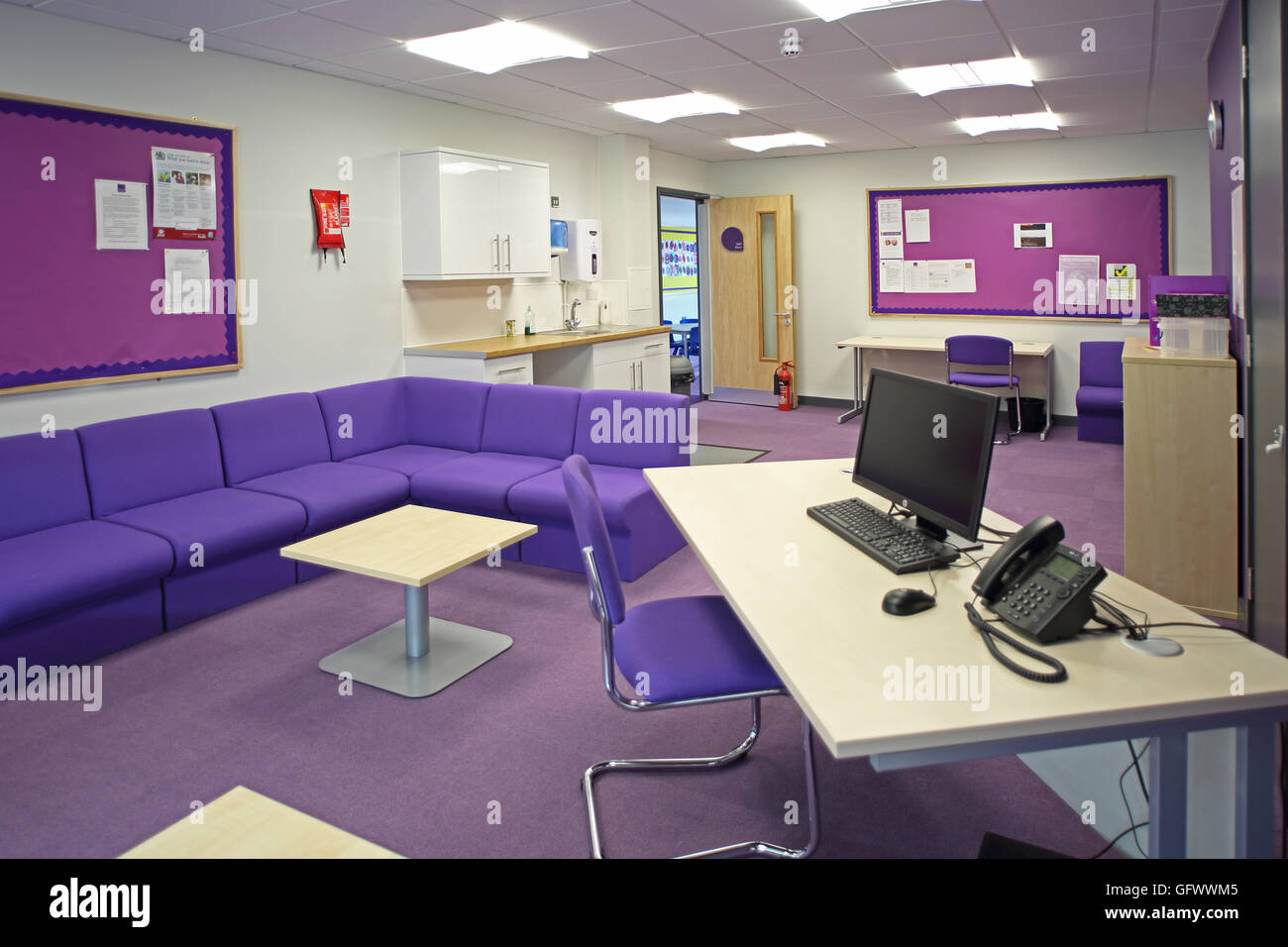 Büro/Verwaltung Bereich in einer neuen Grundschule. Zeigt Administratoren Schreibtisch, Sitzecke und Küchenzeile Stockfoto