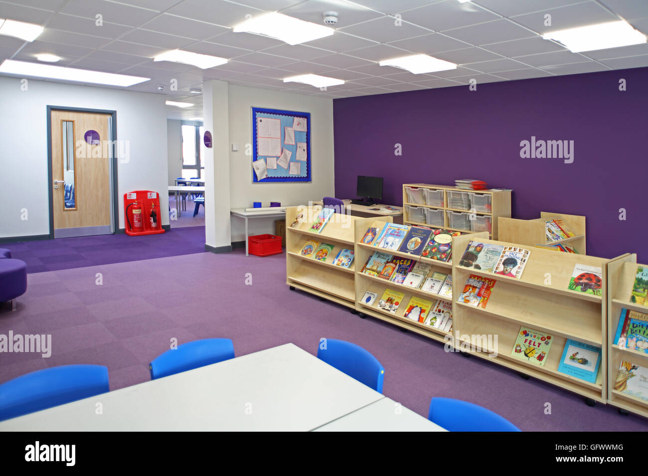 Bibliotheksbereich in einer neuen Grundschule. Zeigt Bücher auf dem Display und Sitzgelegenheiten Stockfoto