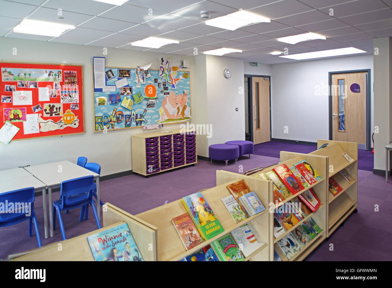 Bibliotheksbereich in einer neuen Grundschule. Zeigt Bücher auf dem Display und Sitzgelegenheiten Stockfoto