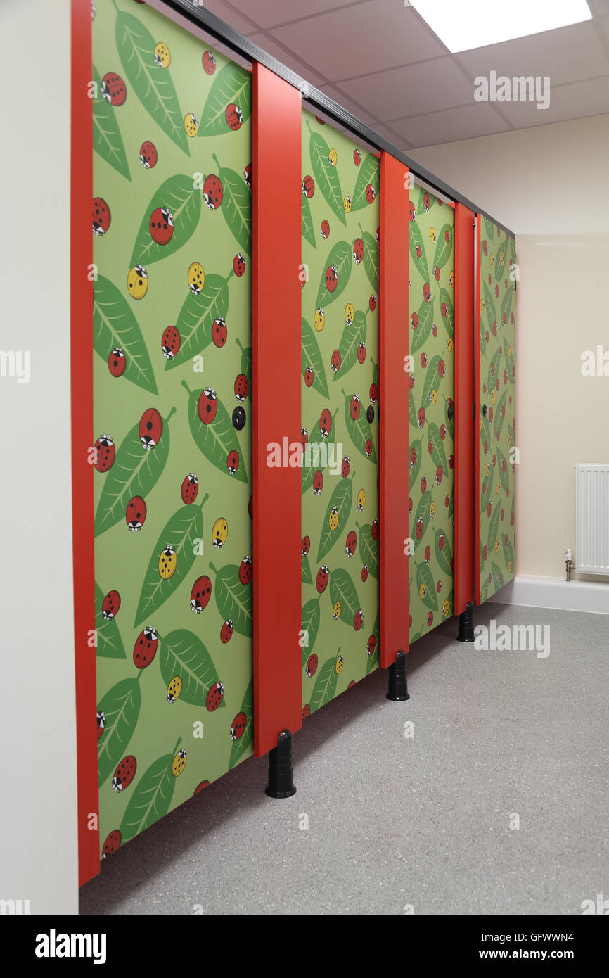 WC Kabine Türen in eine neue Grundschule dekoriert mit einem unverwechselbaren Marienkäfer design Stockfoto