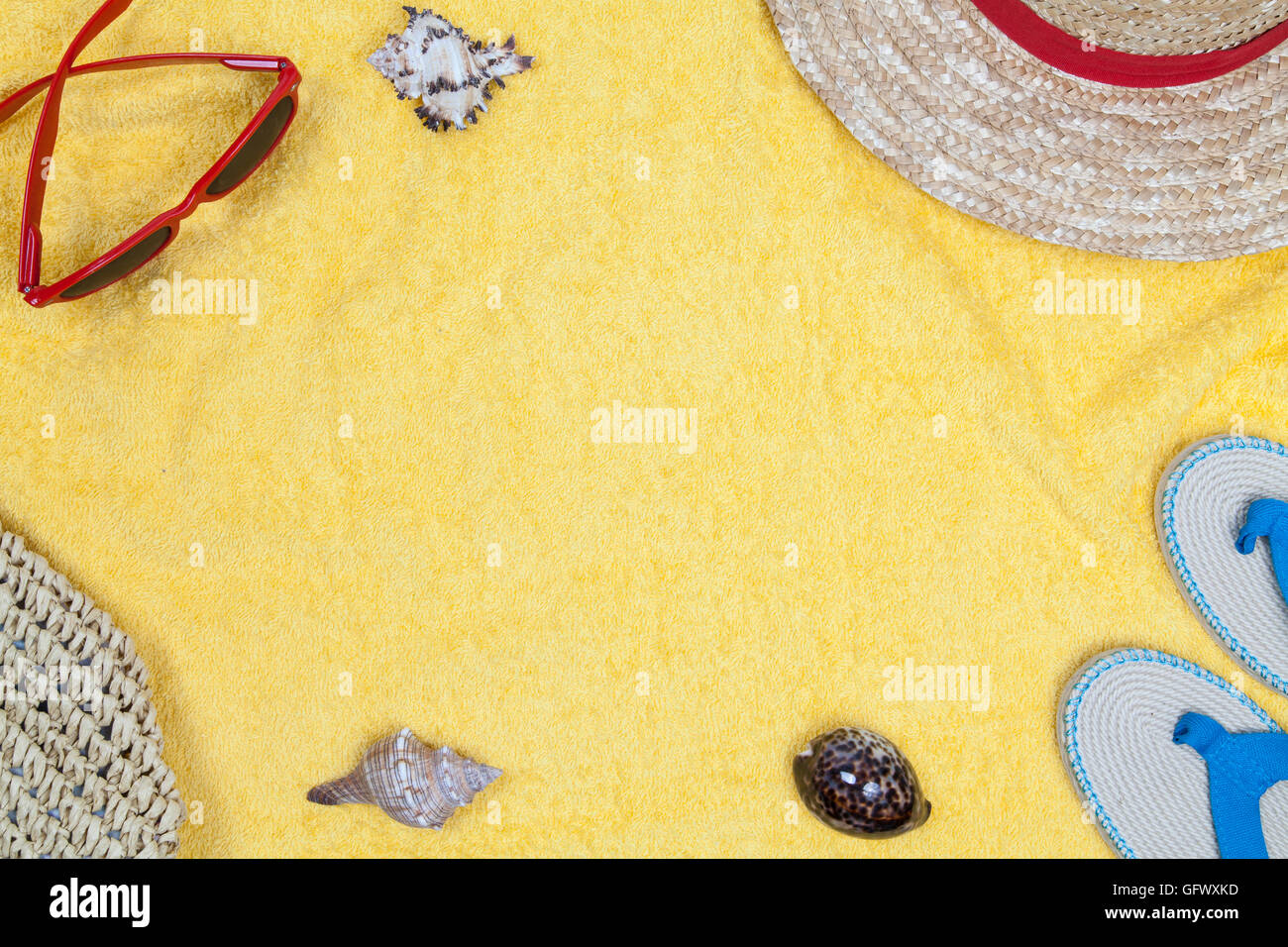 Gelbe Strandtuch, einige Strand-Objekte und Raum Stockfoto