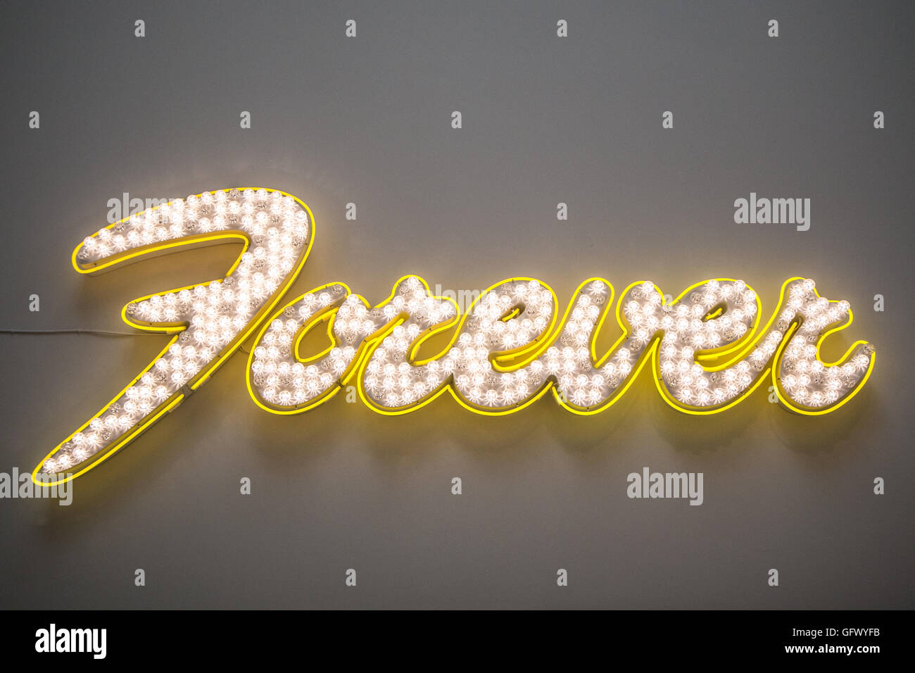 Für immer (gelb), Tim Noble & Sue Webster - Royal Academy Summer Exhibition Stockfoto