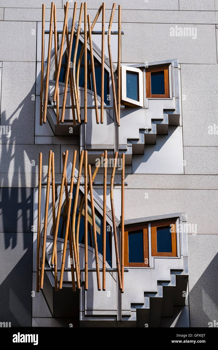 Architektonische Details von Windows auf Fassade auf schottische Parlamentsgebäude in Edinburgh, Schottland, Vereinigtes Königreich Stockfoto