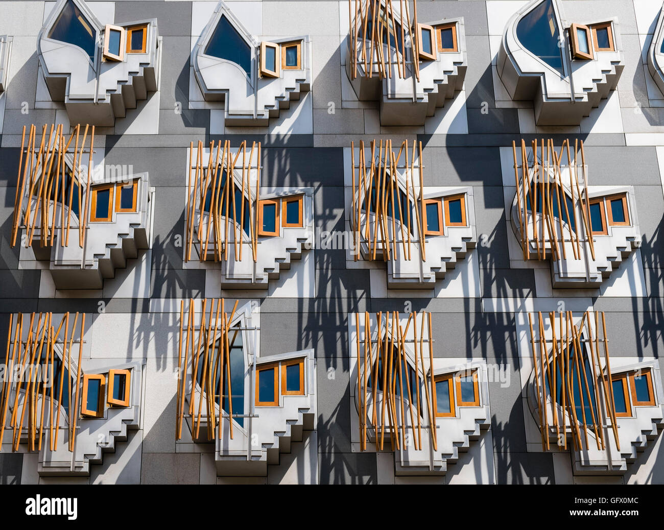 Architektonische Details von Windows auf Fassade auf schottische Parlamentsgebäude in Edinburgh, Schottland, Vereinigtes Königreich Stockfoto
