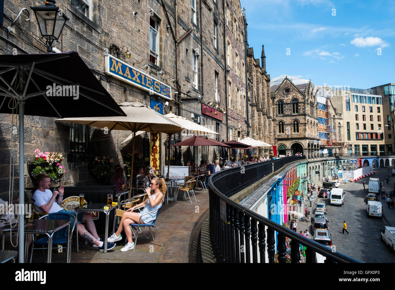 Balken hoch über Victoria Street im historischen Old Town District of Edinburgh, Schottland, Vereinigtes Königreich Stockfoto