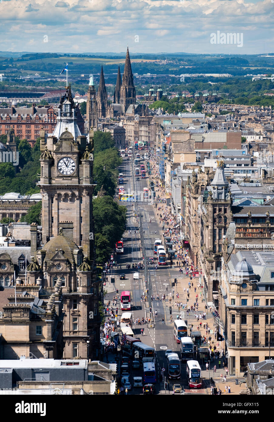Blick entlang der Princes Street und die Skyline der Stadt von Edinburgh vom Calton Hill in Schottland, Vereinigtes Königreich Stockfoto Blick entlang der Princes Street und die Skyline der Stadt von Edinburgh vom Calton Hill in Schottland, Vereinigtes Königreich Stockfoto