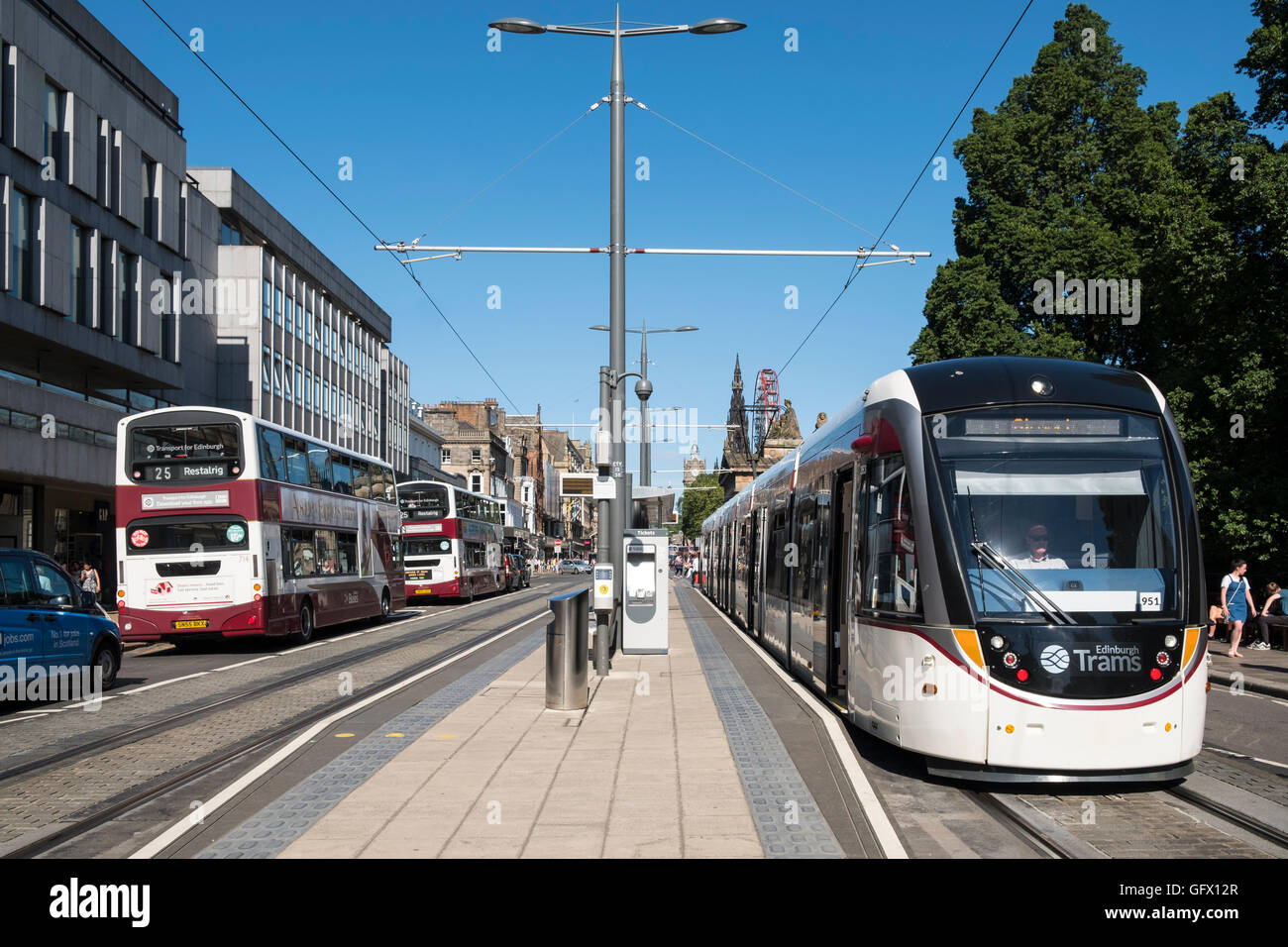 Moderne Straßenbahn Haltestelle an der Princes Street in Edinburgh, Schottland, Vereinigtes Königreich Stockfoto