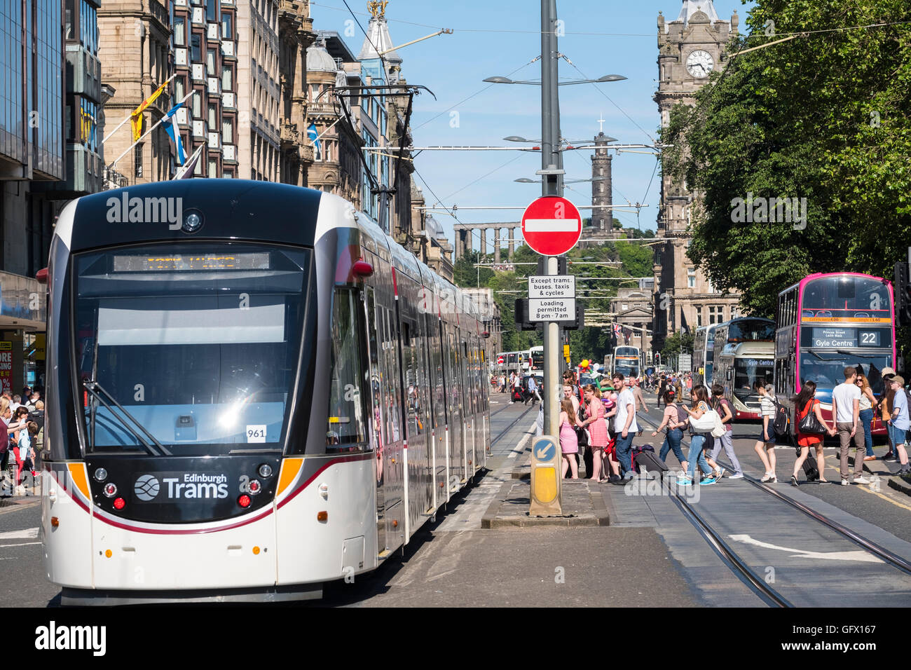 Moderne Straßenbahn an der Princes Street in Edinburgh, Schottland, Vereinigtes Königreich Stockfoto