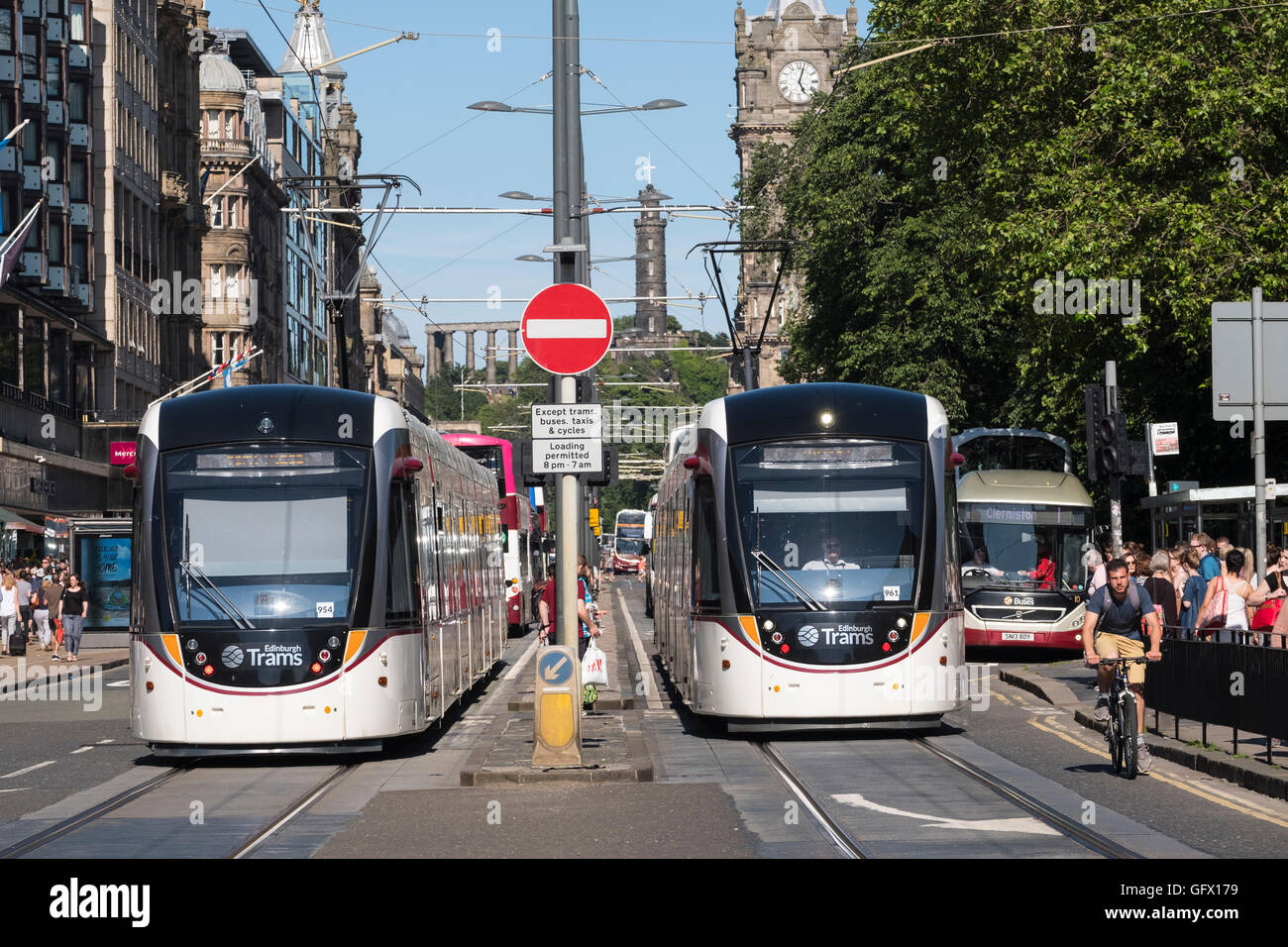 Moderne Straßenbahnen an der Princes Street in Edinburgh Schottland Vereinigtes Königreich Stockfoto
