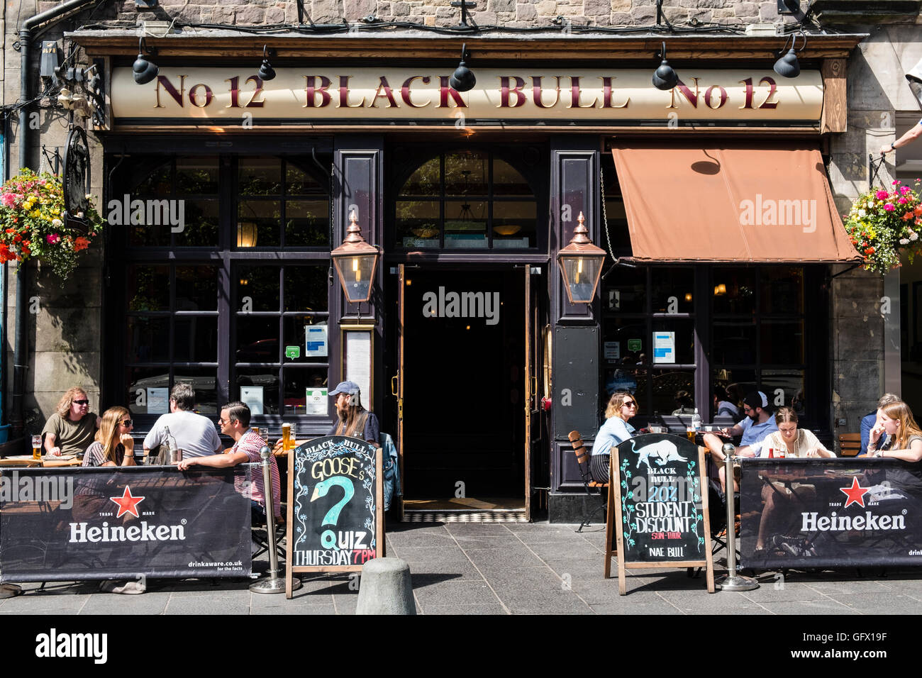 Beschäftigt Black Bull Pub im Grassmarket Stadtteil von Edinburgh, Schottland, Vereinigtes Königreich Stockfoto