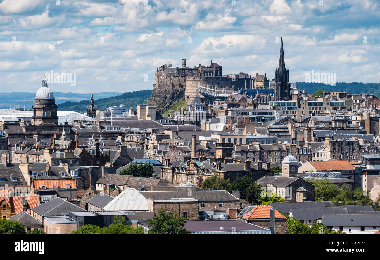 Skyline der Stadt Edinburgh von Salisbury Crags in Schottland, Vereinigtes Königreich Stockfoto Skyline der Stadt Edinburgh von Salisbury Crags in Schottland, Vereinigtes Königreich Stockfoto