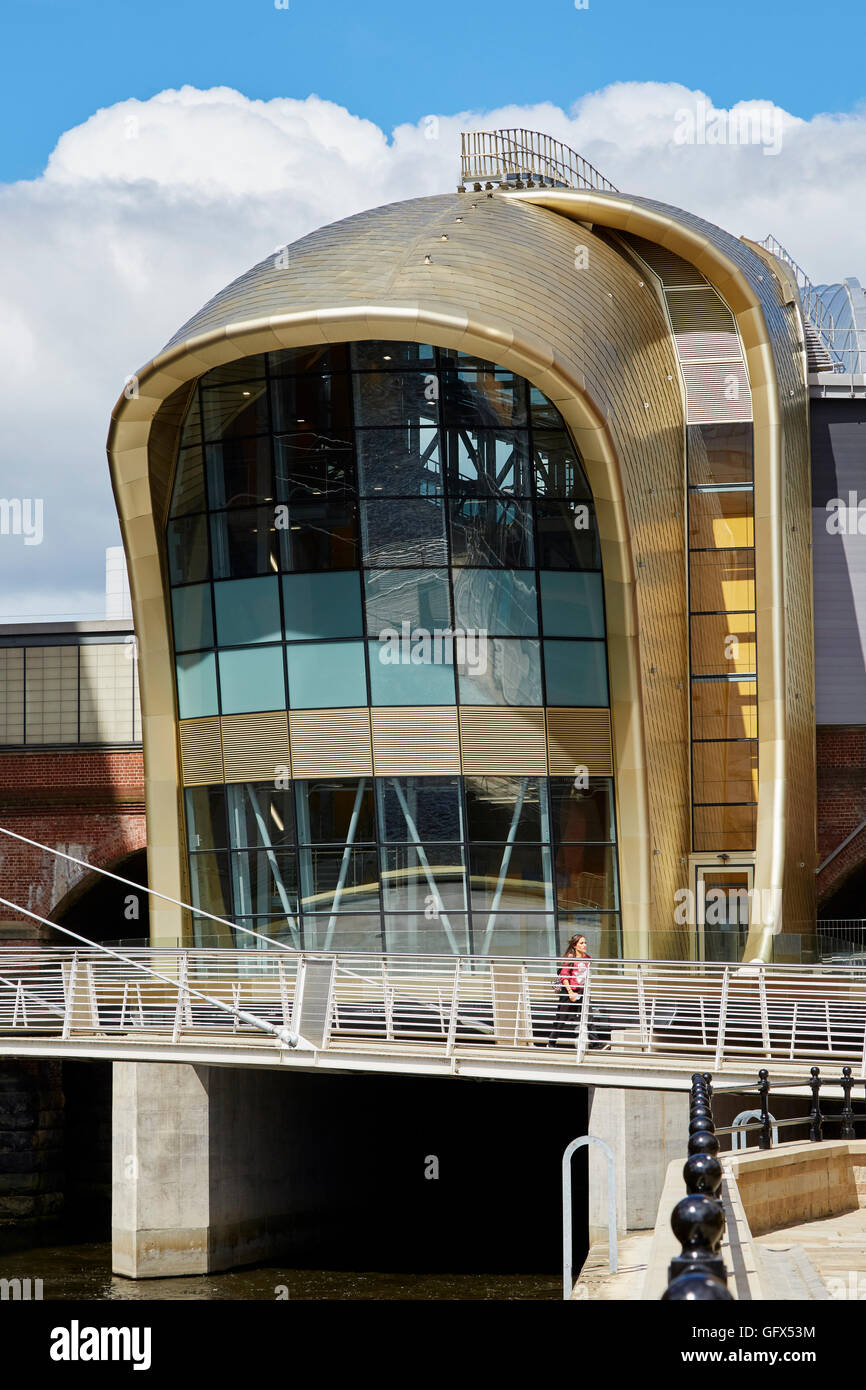 Bahnhof Leeds südlichen Eingang ikonischen Eingang goldfarben eloxiertem Aluminium Schindeln und Kurven LSSE Stockfoto