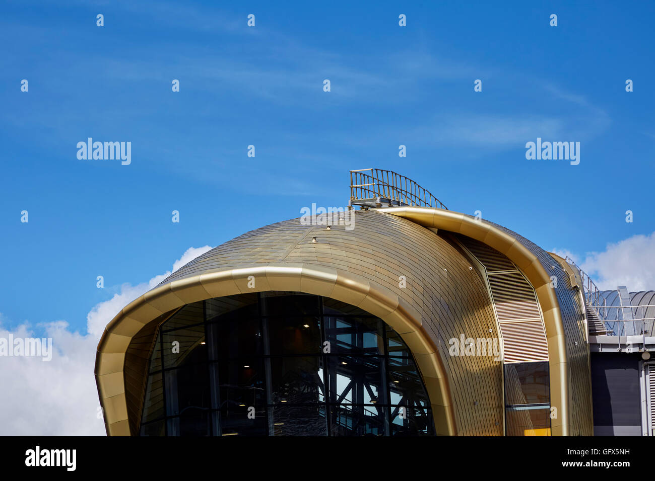 Bahnhof Leeds Eingang Süd Dach der goldfarbene, eloxierte Leichtmetallegierung Schindeln und Kurven von ikonischen Gebäude. Kopieren Sie Platz für Text Stockfoto