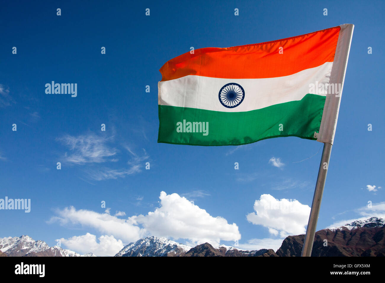 Indische Flagge mit blauem Himmel im Hintergrund Stockfoto