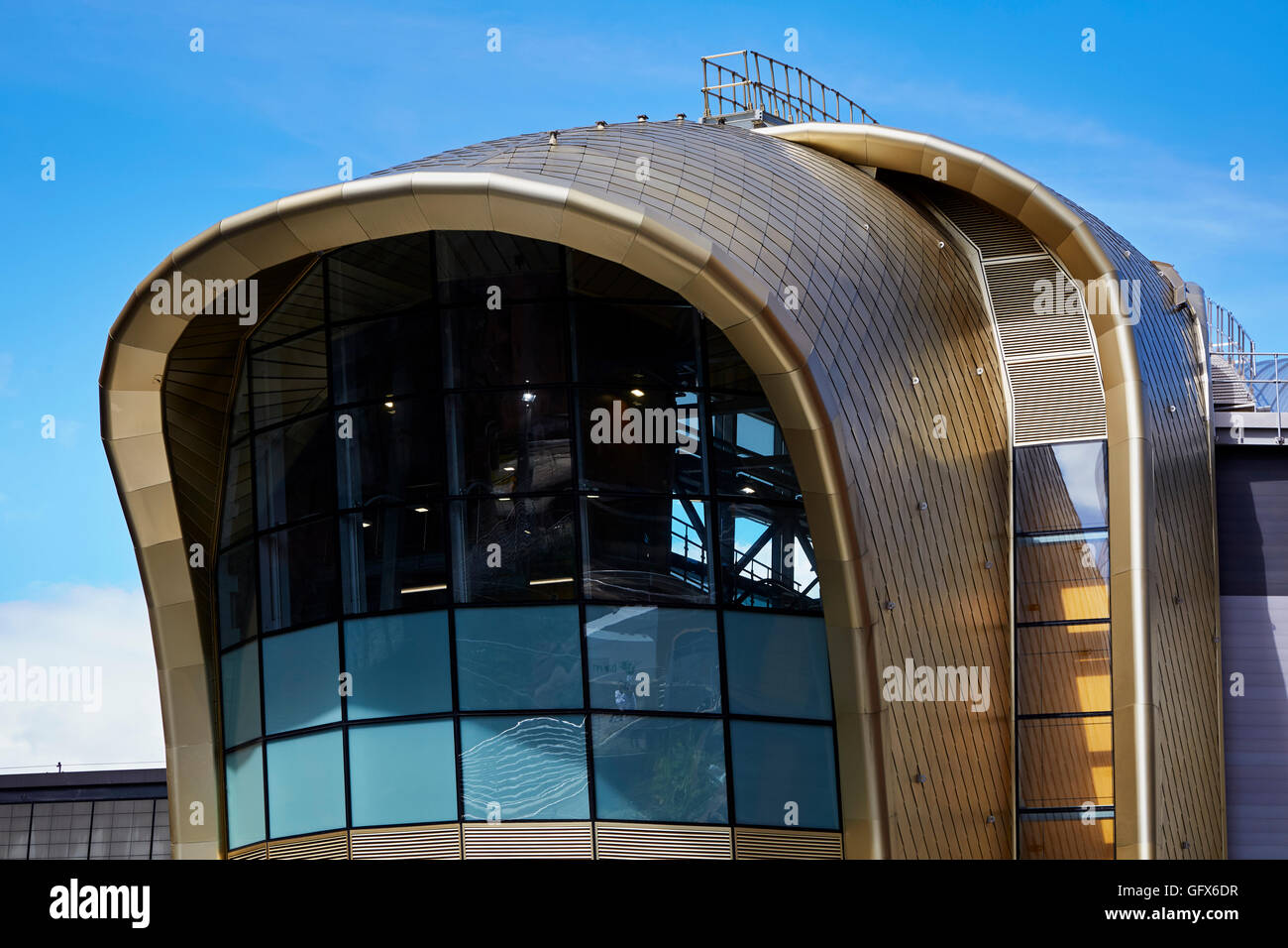 Bahnhof Leeds südlichen Eingang Dach Schindeln goldfarben eloxiertem Aluminium und Kurven der ikonischen Gebäude Stockfoto