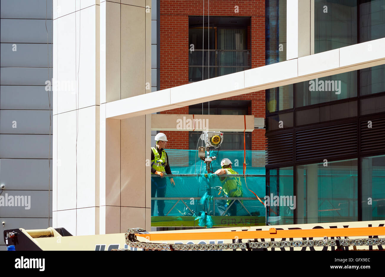 Bauherren in einer Wiege, die Arbeiten am Bau und die Fertigstellung des neuen Büros in Leeds Stockfoto