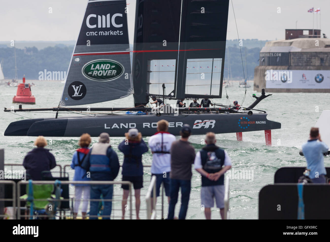 Land Rover BAR Segelteam in Aktion bei der 2016 America Cup World Series-Segel-Event in Portsmouth, UK Stockfoto